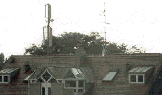 Diese Aufnahme wurde von einem Haus auf der anderen Straenseite aus gemacht, um zu zeigen, dass die untere Antennengruppe dem Dachfirst bis auf 90 cm nahe kommt.