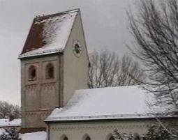 Selbst kleine Kirchlein, wie hier Sankt Nikolaus im Mnchener Norden, sind ihres Glockenturms wegen nicht zu bersehen