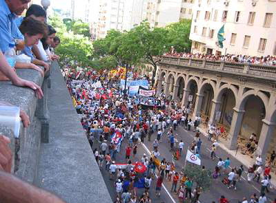 Den Veranstaltern zufolge haben 200 000 meist junge Menschen am Erffnungsmarsch des WSF 2005 durch die Millionenstadt Porto Alegre teilgenommen   Foto: www.nadir.org