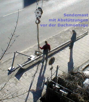 Ein Schwerlastkran hebt einen Mobilfunk-Sendemast in krzester Zeit aufs Dach