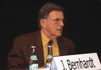 Prof. Dr. Jrgen Bernhardt im Winter 2006 auf einer Veranstaltung des Tollwood-Festivals