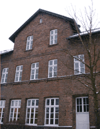 Standort Rote Schule. Der Name tuscht, das Gebude wird nicht mehr als Schule genutzt
