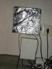 Oben die aluumhllte DECT-Basisstation, unten der ISDN-Zugang der Telekom (NTBA) 