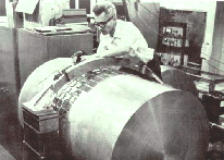 Physiker Joe Weber und ein groer Aluminiumzyliner, mit dem er hoffte, Gravitationswellen detektieren zu knnen  Foto: Peter Aufmuth, Max-Planck-Institut fr Gravitationsphysik